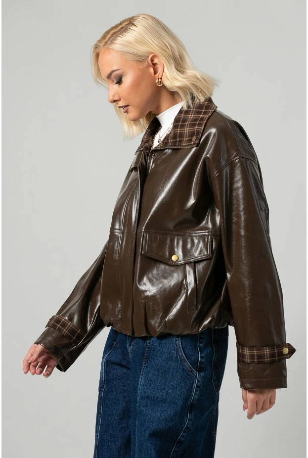 Leather jacket vinyl με καρό λεπτομέρειες και λάστιχο στη μέση καφέ
