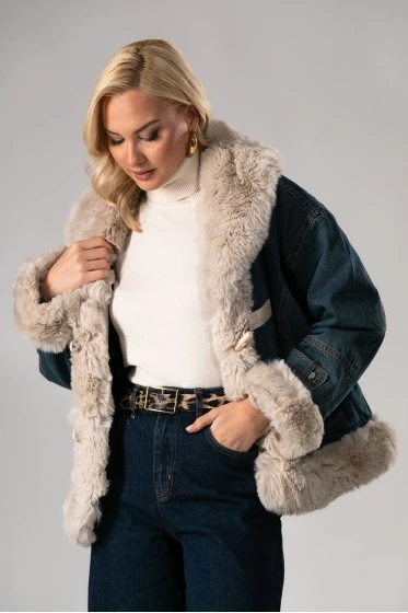 Jean jacket με γούνινες λεπτομέρειες και λουράκια μπλε-μπεζ