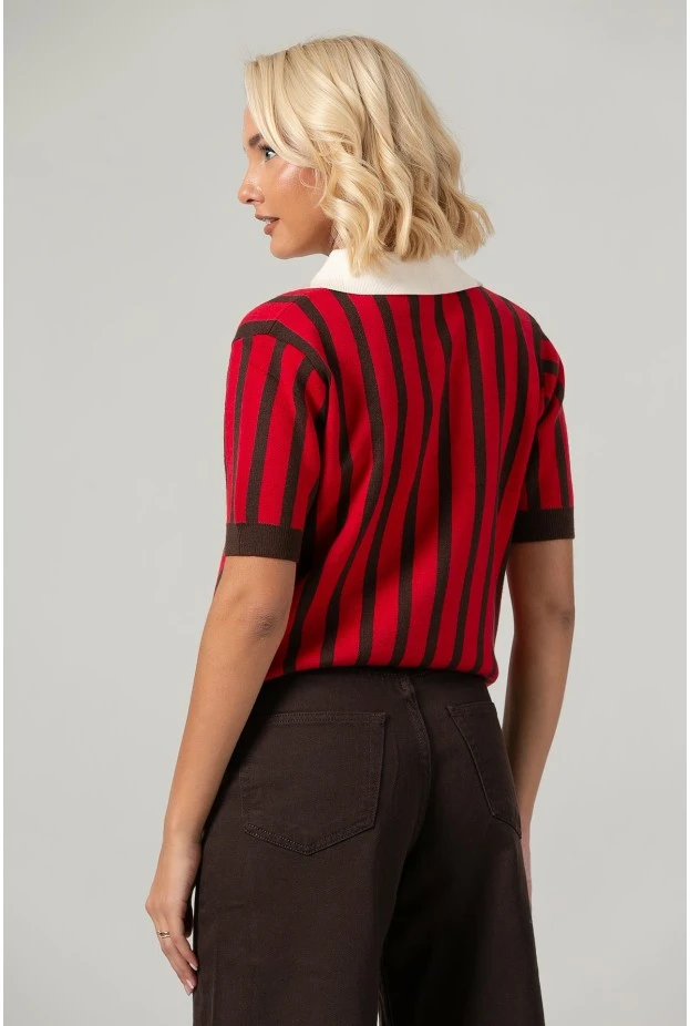 Πλεκτή μπλούζα κοντομάνικη ριγέ με ιδιαίτερα κουμπιά και γιακά κόκκινο