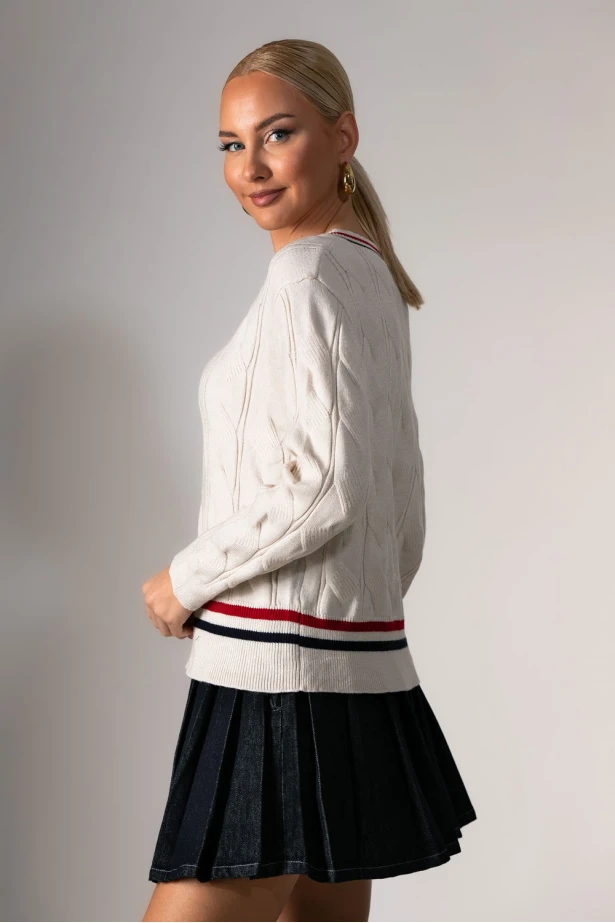 Πλεκτή μπλούζα με v και ρίγα εκρού