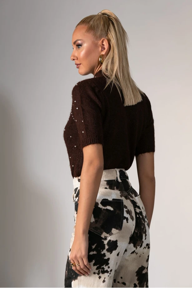 Πλεκτή κοντομάνικη μπλούζα με ψηλό λαιμό και πέρλες καφέ