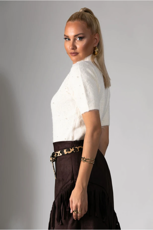 Πλεκτή κοντομάνικη μπλούζα με ψηλό λαιμό και πέρλες εκρού