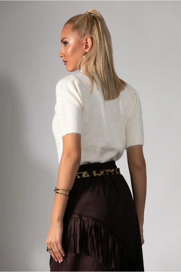 Πλεκτή κοντομάνικη μπλούζα με ψηλό λαιμό και πέρλες εκρού