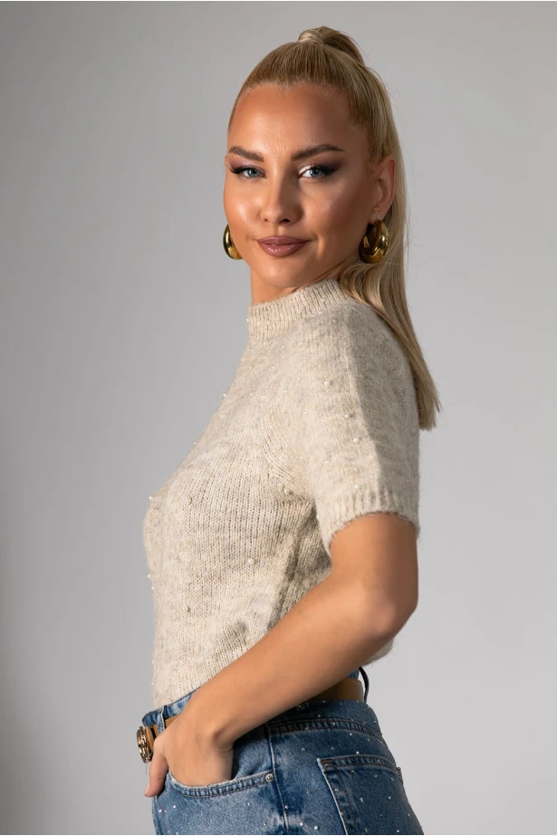 Πλεκτή κοντομάνικη μπλούζα με ψηλό λαιμό και πέρλες μπεζ