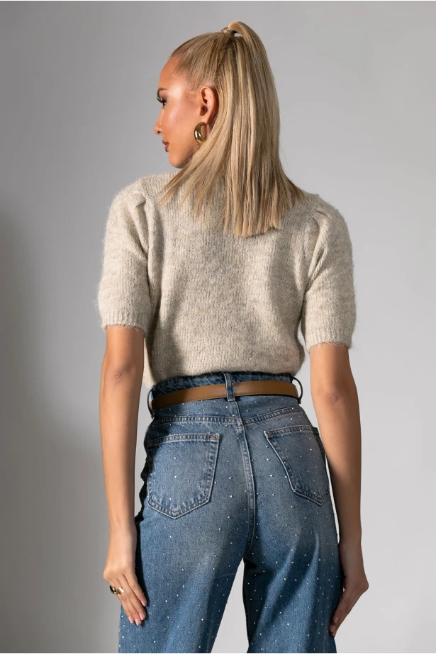 Πλεκτή κοντομάνικη μπλούζα με ψηλό λαιμό και πέρλες μπεζ