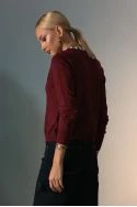 Πλεκτή ζακέτα με λεπτομέρειες πέρλες στον γιακά μπορντό Πλεκτή ζακέτα με λεπτομέρειες πέρλες στον γιακά μπορντό