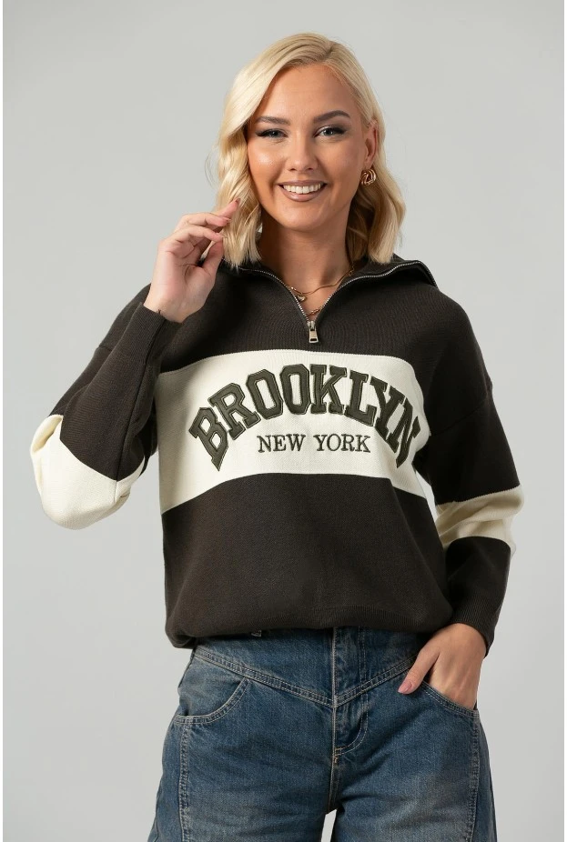 Πλεκτή μπλούζα με φερμουάρ και patch brooklyn λαδί