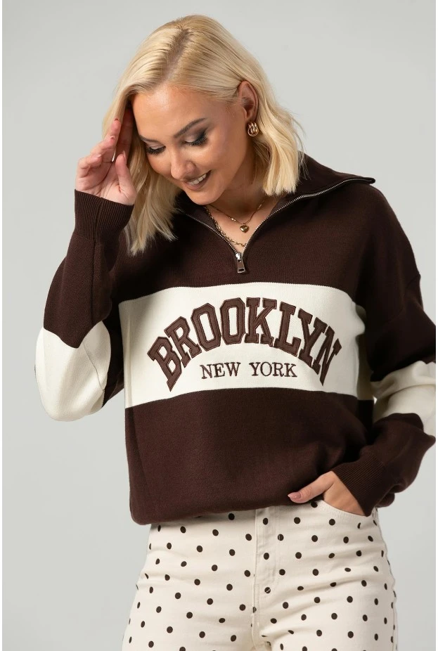 Πλεκτή μπλούζα με φερμουάρ και patch brooklyn καφέ
