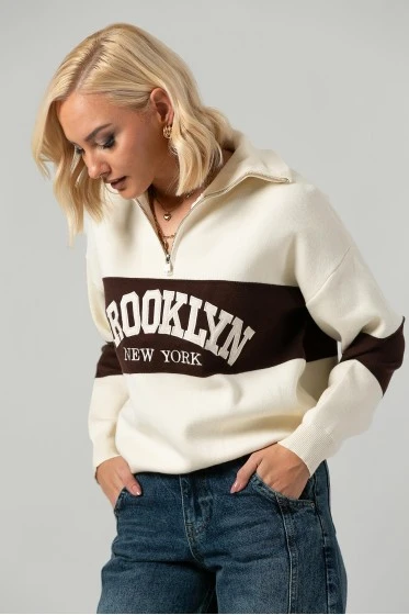 Πλεκτή μπλούζα με φερμουάρ και patch brooklyn μπεζ