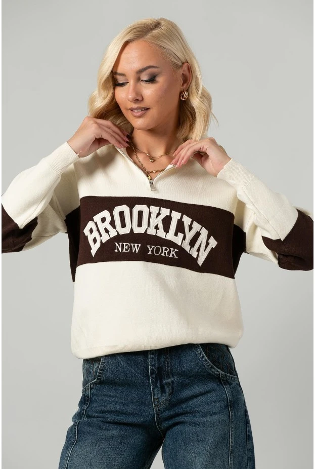 Πλεκτή μπλούζα με φερμουάρ και patch brooklyn μπεζ