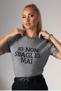 Μπλούζα πλεκτή κοντομάνικη με patch letters γκρι