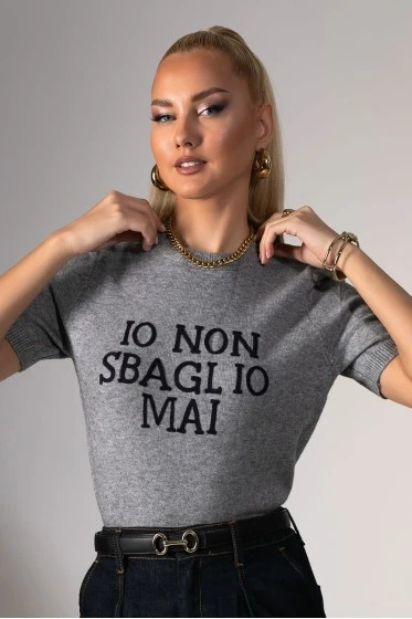 Μπλούζα πλεκτή κοντομάνικη με patch letters γκρι