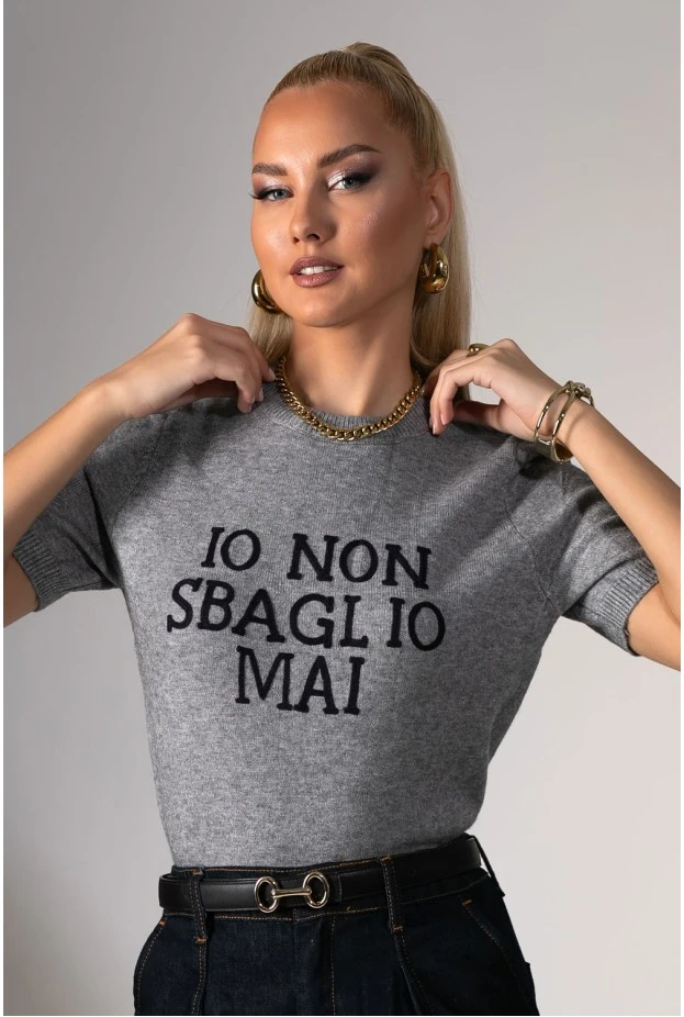 Μπλούζα πλεκτή κοντομάνικη με patch letters γκρι