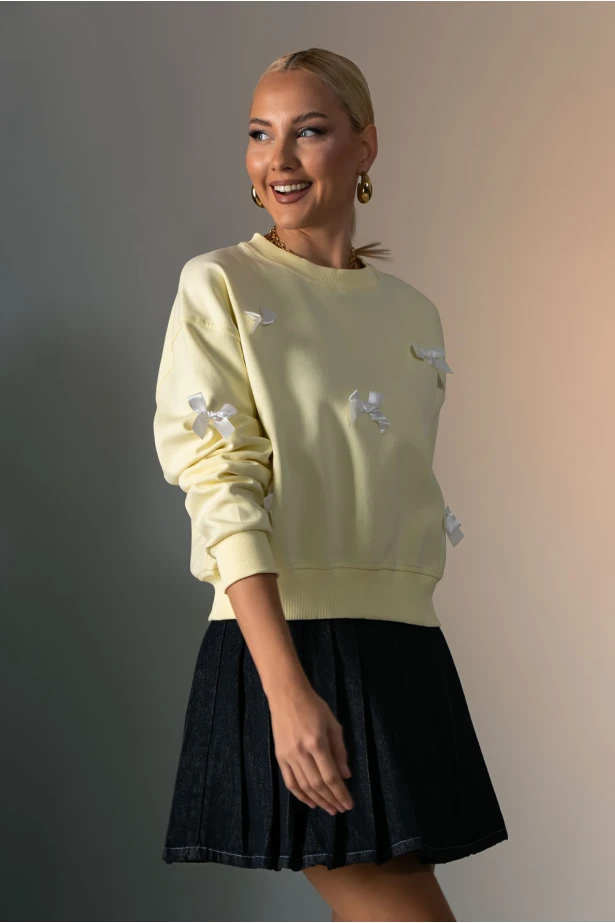 Μπλούζα φούτερ με διακοσμητικά φιογκάκια κίτρινο  Μπλούζα φούτερ με διακοσμητικά φιογκάκια κίτρινο