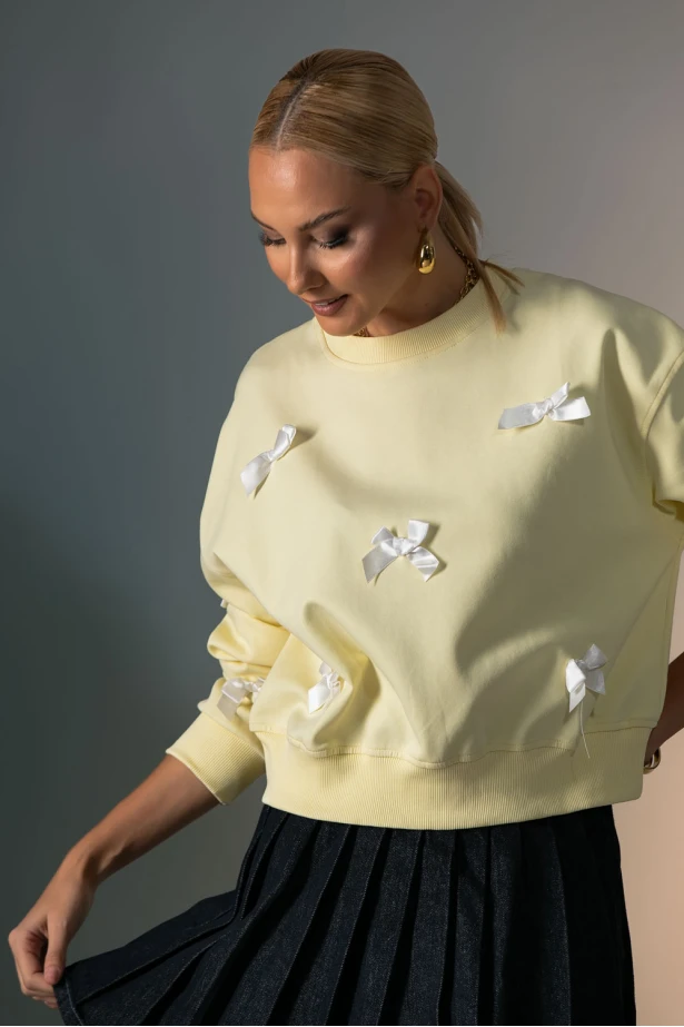 Μπλούζα φούτερ με διακοσμητικά φιογκάκια κίτρινο  Μπλούζα φούτερ με διακοσμητικά φιογκάκια κίτρινο