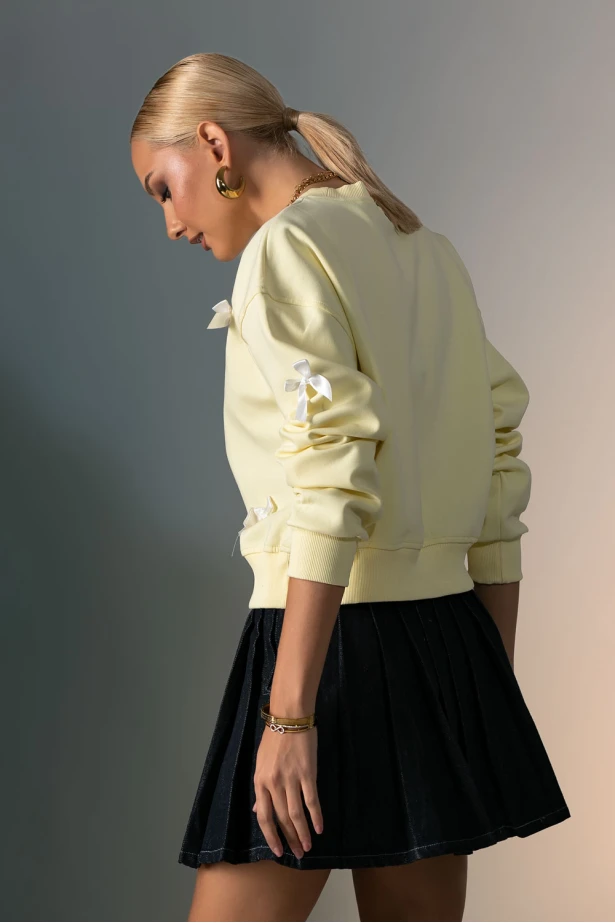 Μπλούζα φούτερ με διακοσμητικά φιογκάκια κίτρινο  Μπλούζα φούτερ με διακοσμητικά φιογκάκια κίτρινο