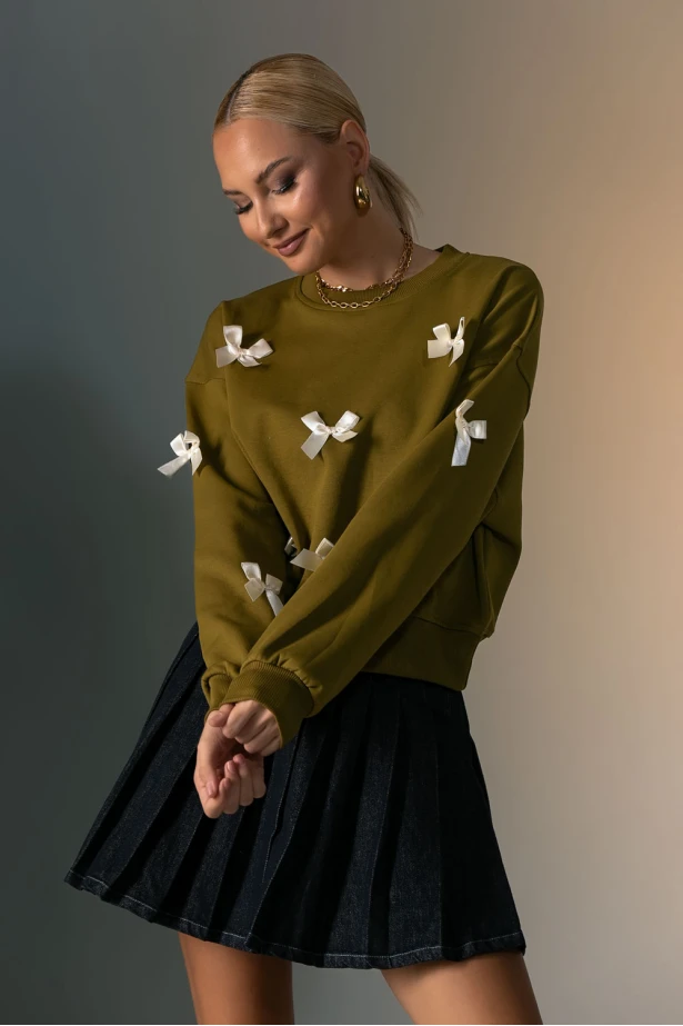 Μπλούζα φούτερ με διακοσμητικά φιογκάκια χακί Μπλούζα φούτερ με διακοσμητικά φιογκάκια χακί