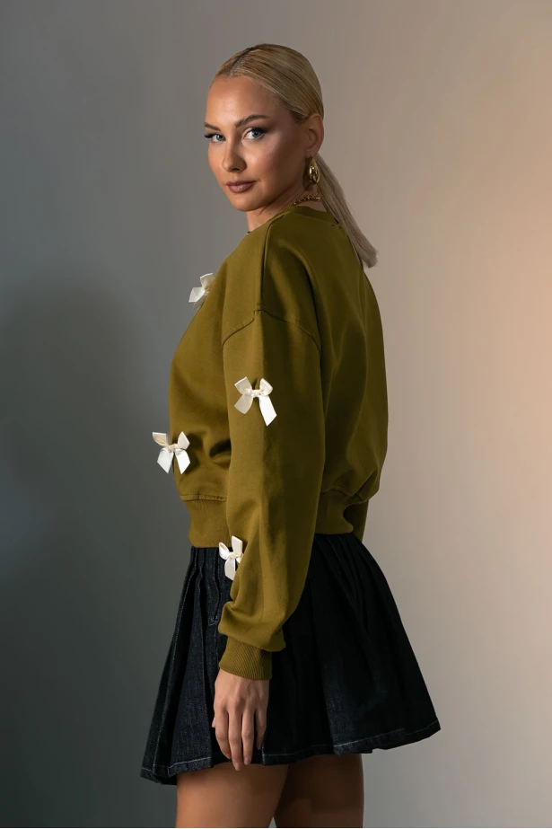 Μπλούζα φούτερ με διακοσμητικά φιογκάκια χακί Μπλούζα φούτερ με διακοσμητικά φιογκάκια χακί