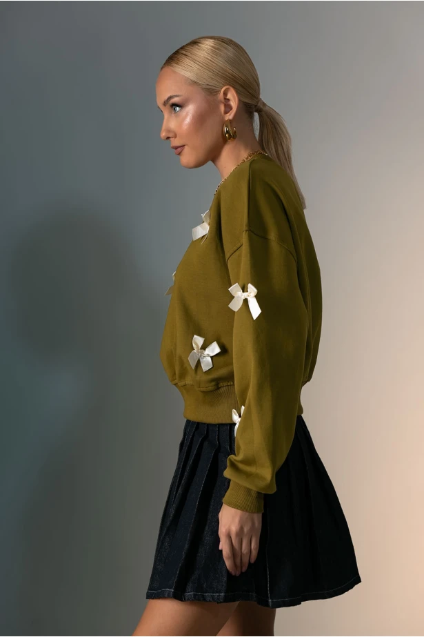 Μπλούζα φούτερ με διακοσμητικά φιογκάκια χακί Μπλούζα φούτερ με διακοσμητικά φιογκάκια χακί