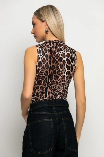 Μπλούζα leopard print αμάνικη με ψηλό λαιμό μπεζ