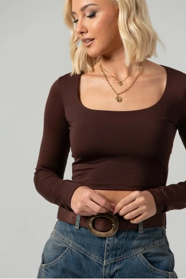 Crop top με τετράγωνη λαιμόκοψη και thumb holes καφέ