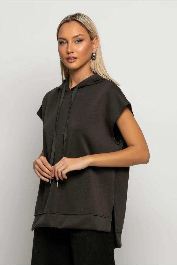 Oversized πόντσο φούτερ με άνοιγμα στο πλάι και κουκούλα χακί Oversized πόντσο φούτερ με άνοιγμα στο πλάι και κουκούλα χακί