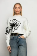 Πλεκτό με ψηλό λαιμό και pach flower εκρού