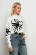 Πλεκτό με ψηλό λαιμό και pach flower εκρού