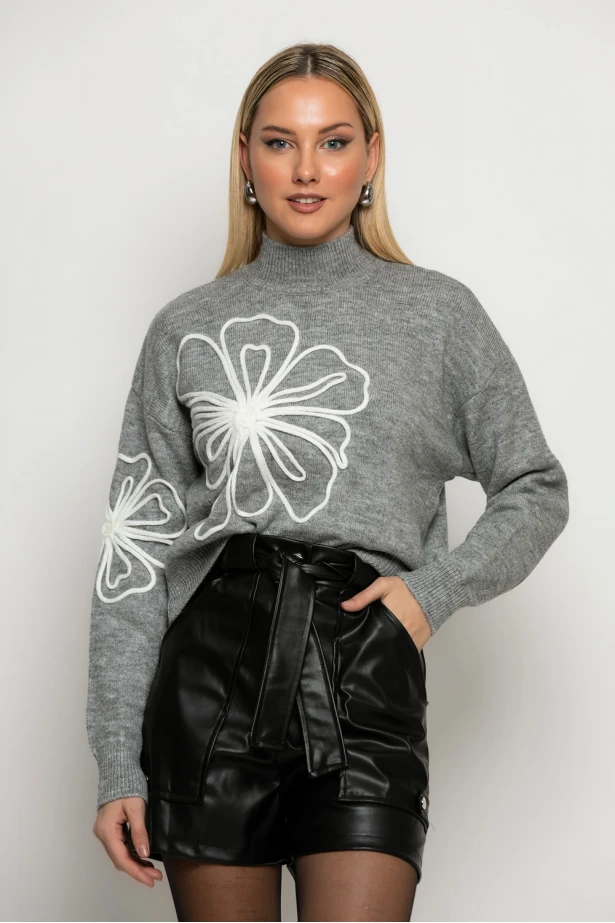Πλεκτό με ψηλό λαιμό και pach flower γκρι