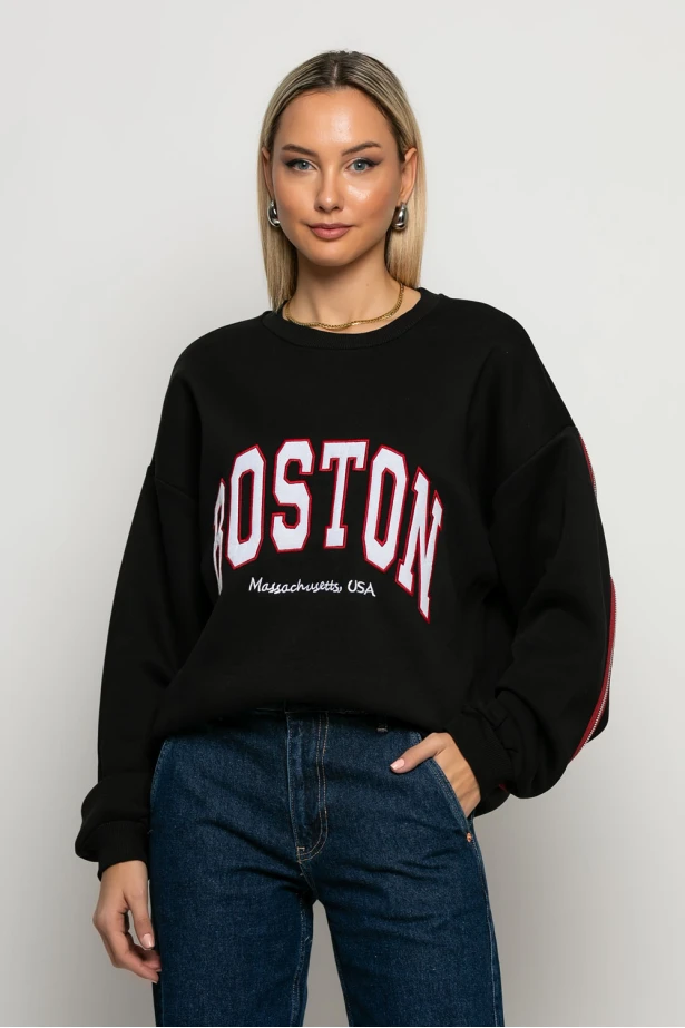Mπλούζα φούτερ με στάμπα boston και λεπτομέρεια φερμουάρ πίσω μαύρο Mπλούζα φούτερ με στάμπα boston και λεπτομέρεια φερμουάρ πίσω μαύρο