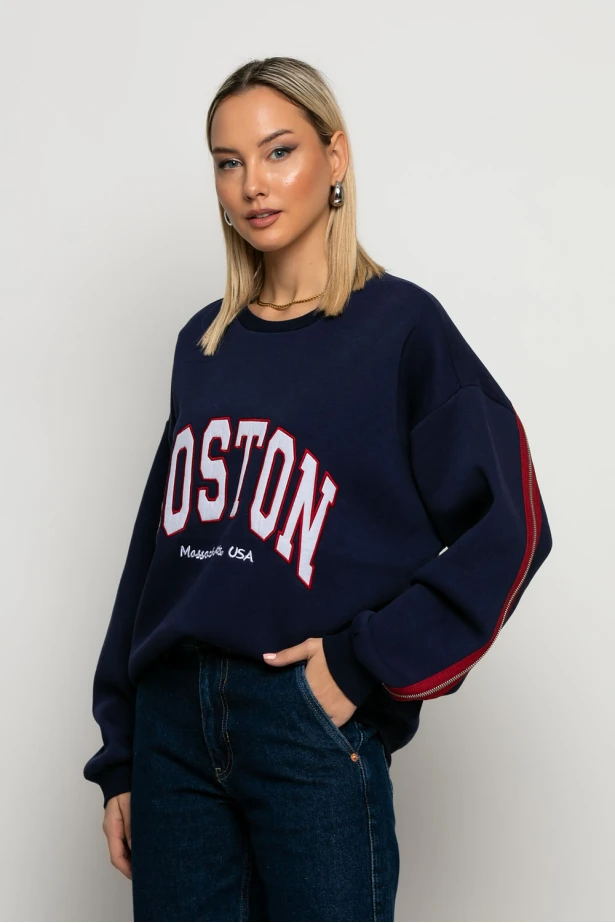 Mπλούζα φούτερ με στάμπα boston και λεπτομέρεια φερμουάρ πίσω μπλε Mπλούζα φούτερ με στάμπα boston και λεπτομέρεια φερμουάρ πίσω μπλε