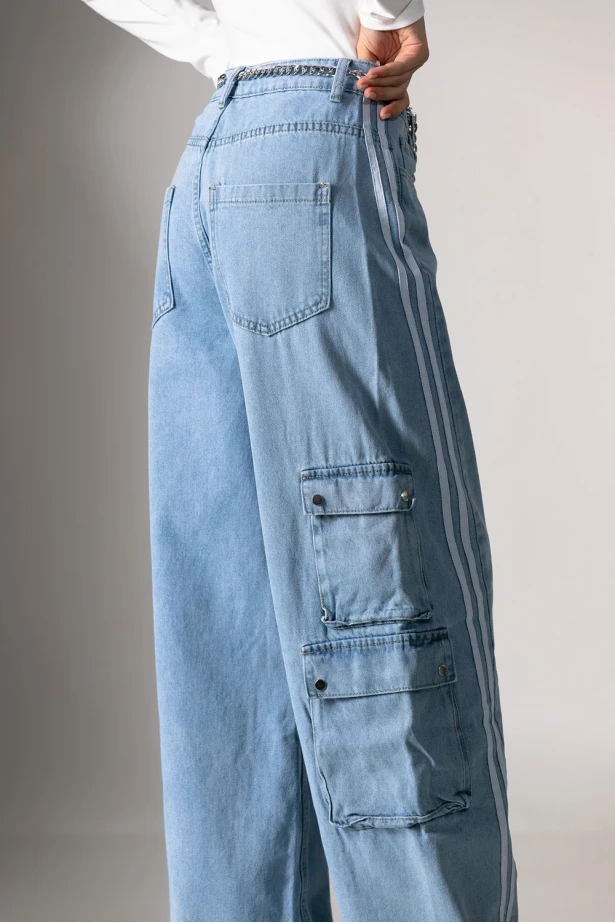 Jean barrel boyfriend με ρίγες και τσέπες στο πλάι μπλε ανοιχτό