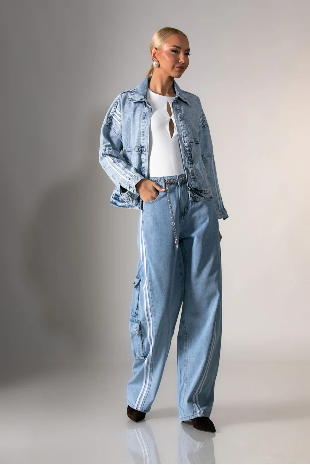 Jean barrel boyfriend με ρίγες και τσέπες στο πλάι μπλε ανοιχτό