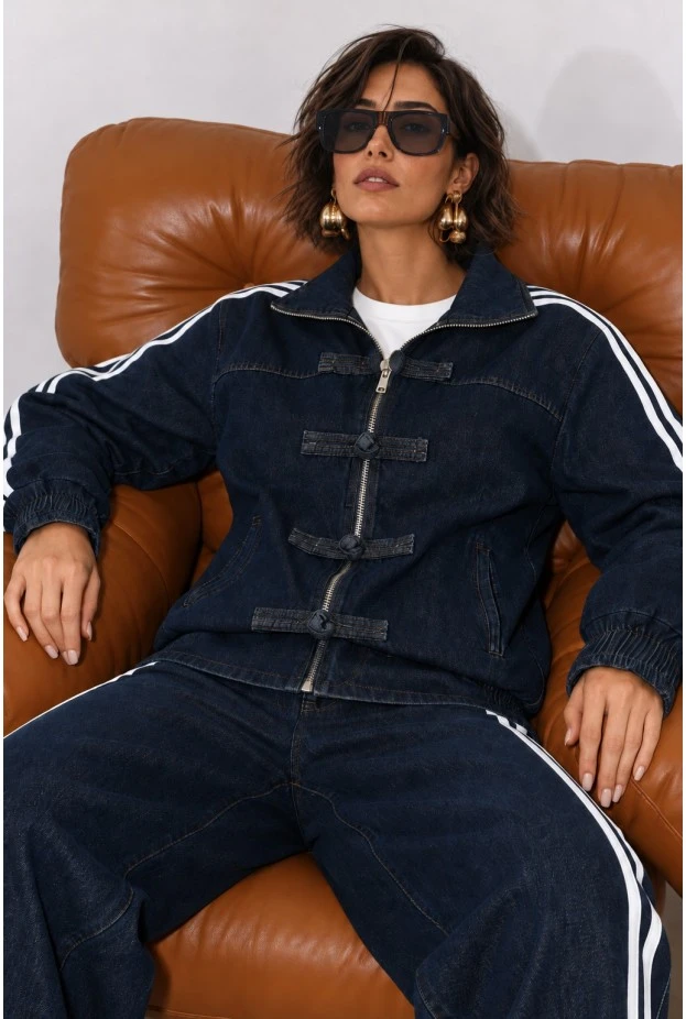 Σετ jean jacket με ιδιαίτερο κούμπωμα και jean wide leg με λάστιχο και ρίγες μπλε ντένιμ