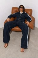 Σετ jean jacket με ιδιαίτερο κούμπωμα και jean wide leg με λάστιχο και ρίγες μπλε ντένιμ