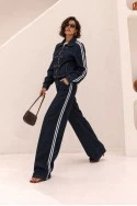 Σετ jean jacket με ιδιαίτερο κούμπωμα και jean wide leg με λάστιχο και ρίγες μπλε ντένιμ