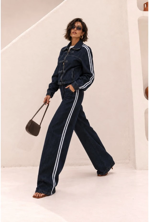 Σετ jean jacket με ιδιαίτερο κούμπωμα και jean wide leg με λάστιχο και ρίγες μπλε ντένιμ
