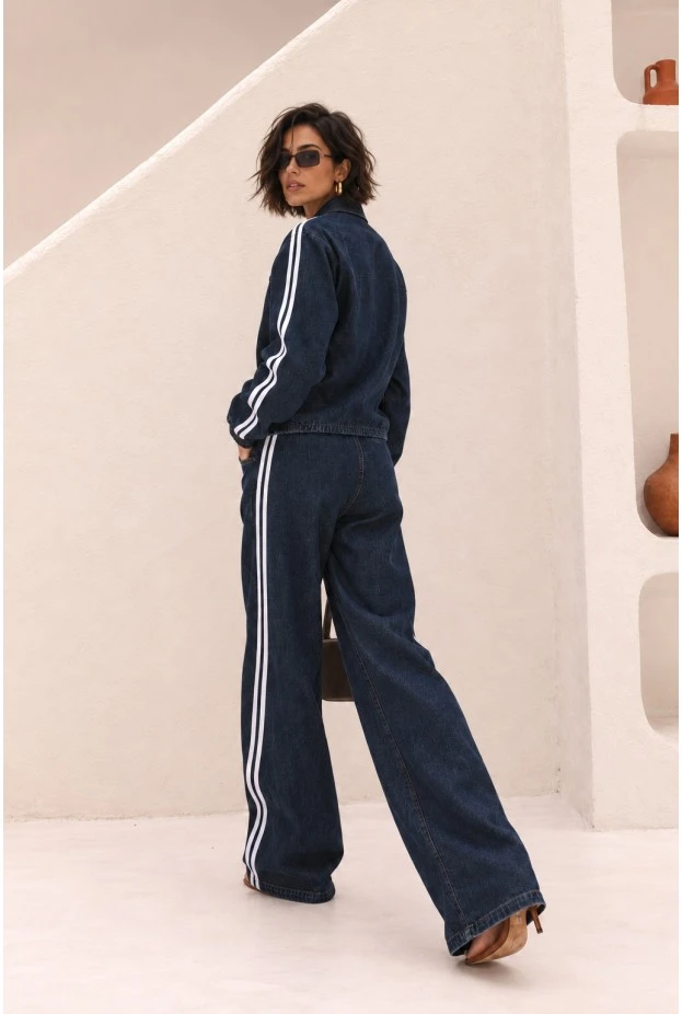 Σετ jean jacket με ιδιαίτερο κούμπωμα και jean wide leg με λάστιχο και ρίγες μπλε ντένιμ