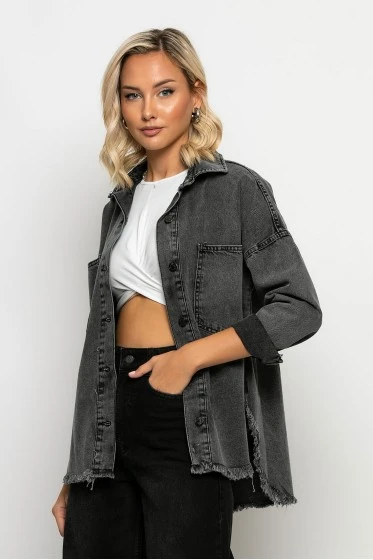 Jean jacket ασύμμετρο με μεγάλες τσέπες και ξέφτια ανθρακί