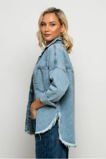 Jean jacket ασύμμετρο με μεγάλες τσέπες και ξέφτια μπλε