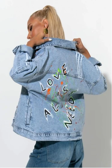 Jean jacket με ρίγες και στάμπα love is all i need μπλε