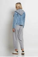 Jean jacket με μεγάλες τσέπες και αποσπώμενη κουκούλα μπλε ανοιχτό