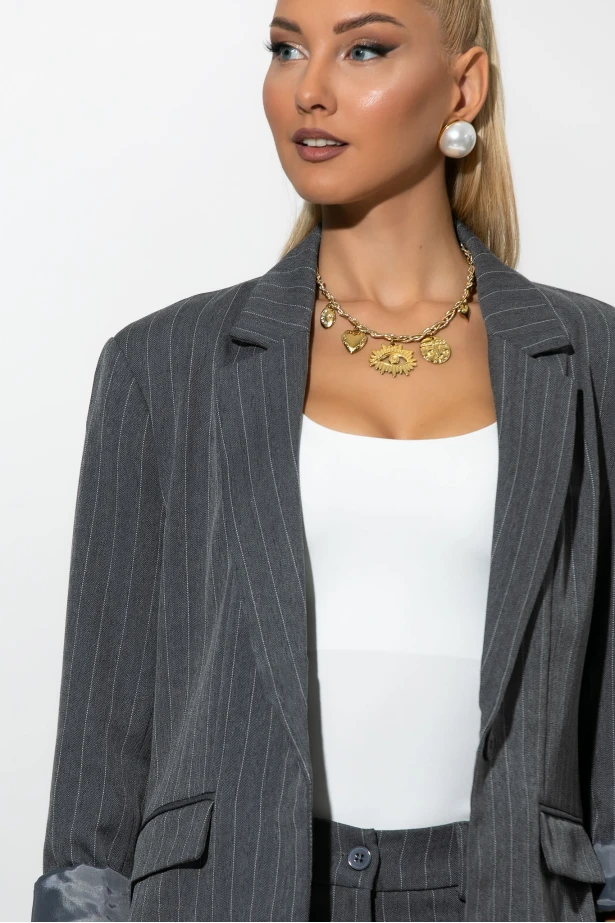 Σετ ριγέ παντελόνα και blazer με βάτες γκρι Σετ ριγέ παντελόνα και blazer με βάτες γκρι