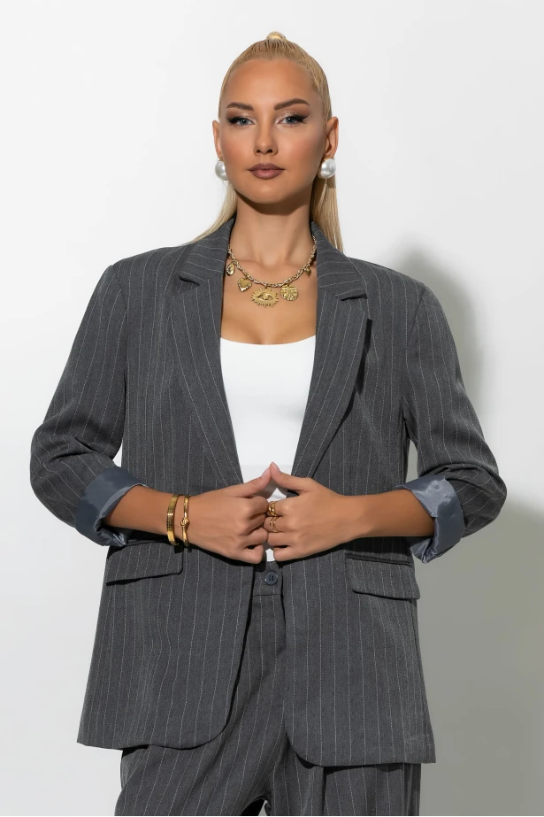 Σετ ριγέ παντελόνα και blazer με βάτες γκρι Σετ ριγέ παντελόνα και blazer με βάτες γκρι