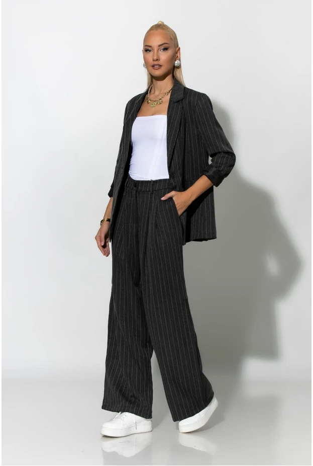 Σετ ριγέ παντελόνα και blazer με βάτες ανθρακί