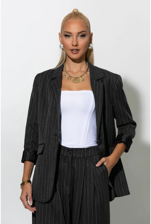 Σετ ριγέ παντελόνα και blazer με βάτες ανθρακί